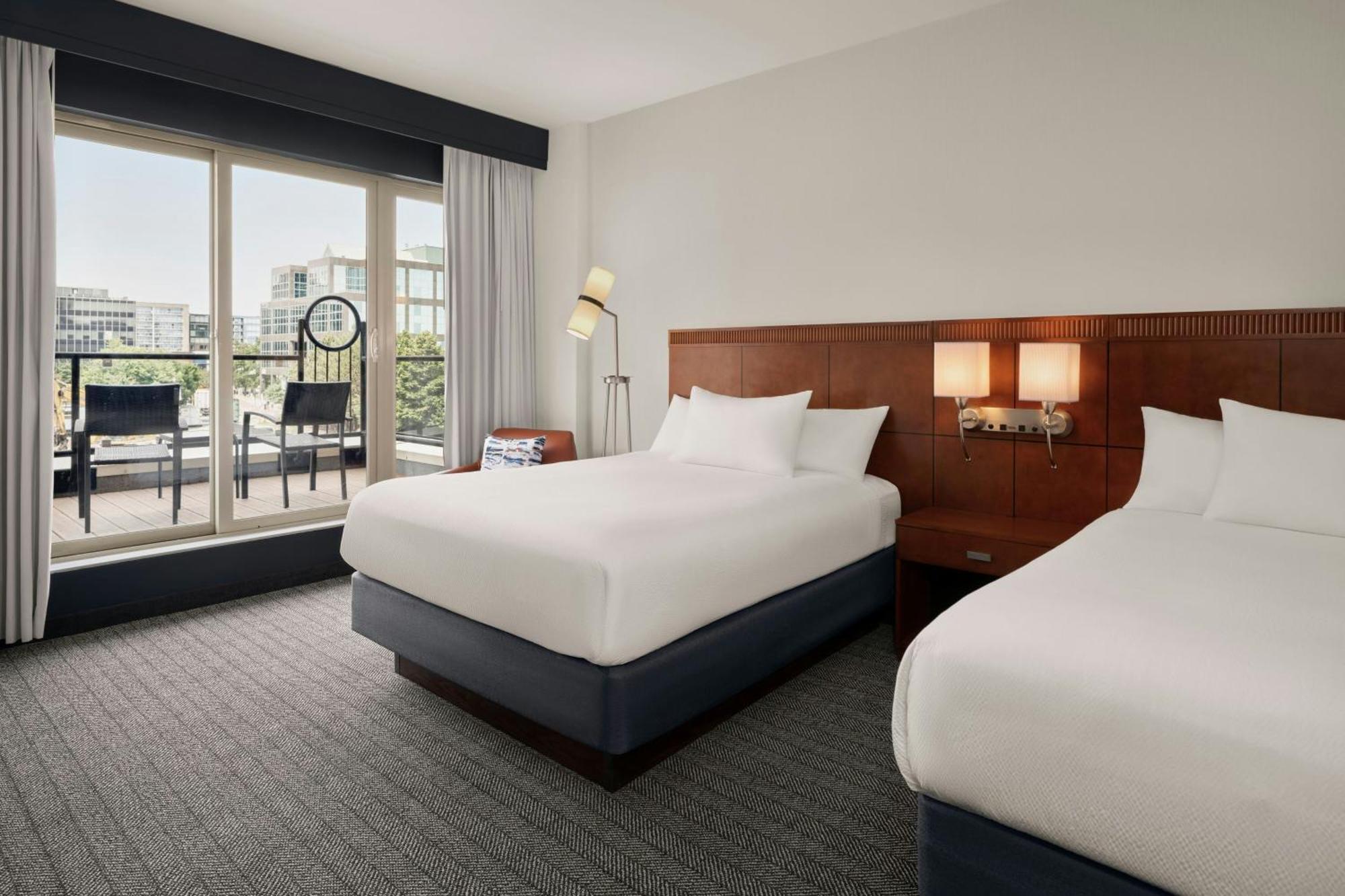 Courtyard By Marriott Downtown Hotel